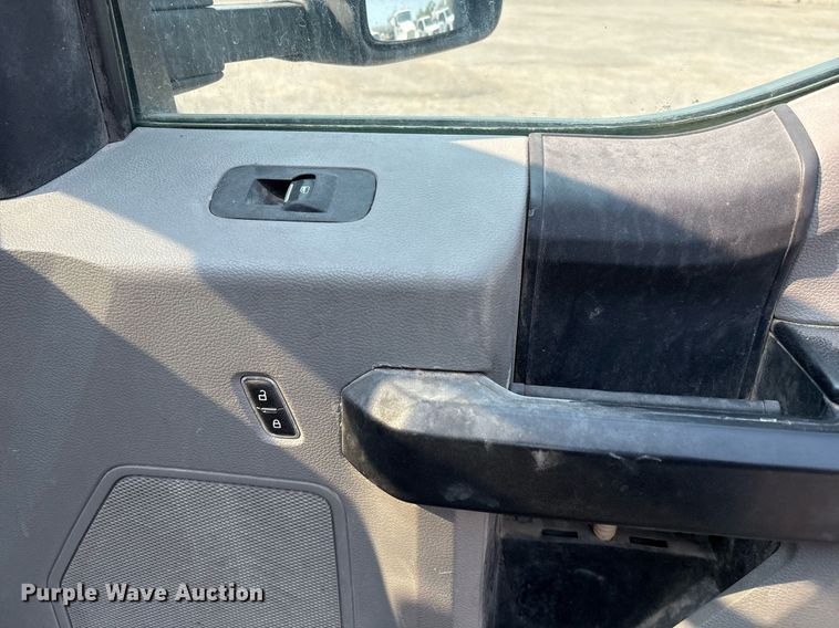 image for item DX8015 2017 Ford F450 Super Duty XL SuperCab truck cab and chassis