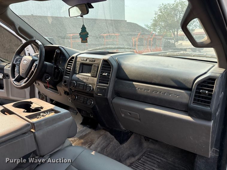 image for item DX8015 2017 Ford F450 Super Duty XL SuperCab truck cab and chassis