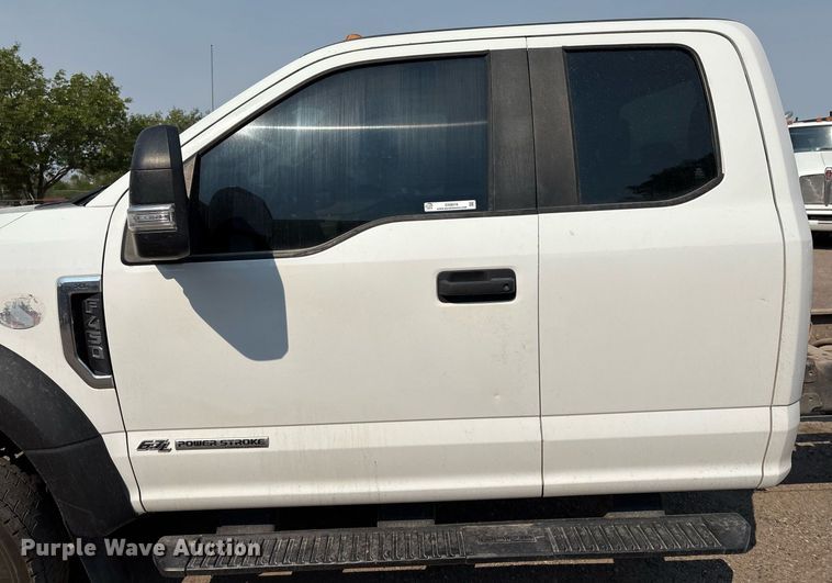 image for item DX8016 2018 Ford F450 Super Duty XL SuperCab truck cab and chassis