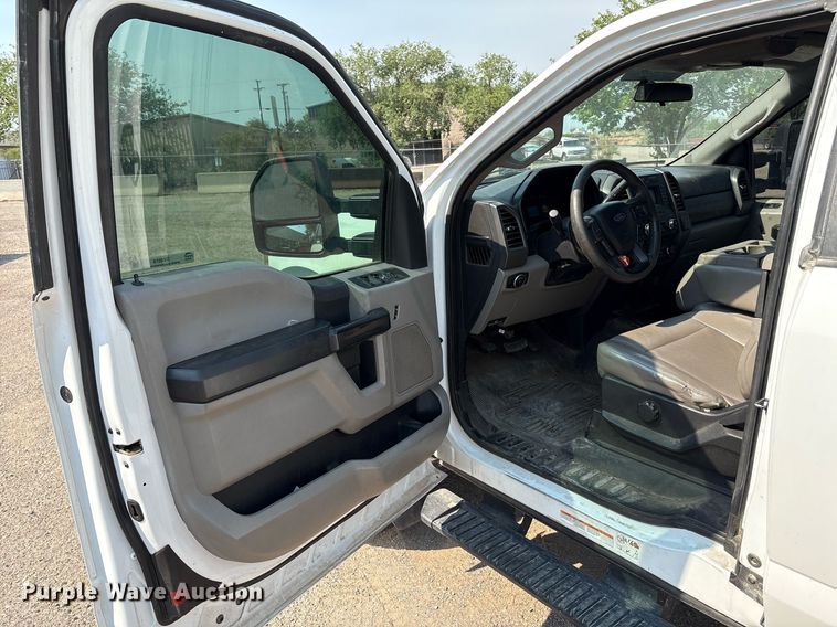 image for item DX8016 2018 Ford F450 Super Duty XL SuperCab truck cab and chassis