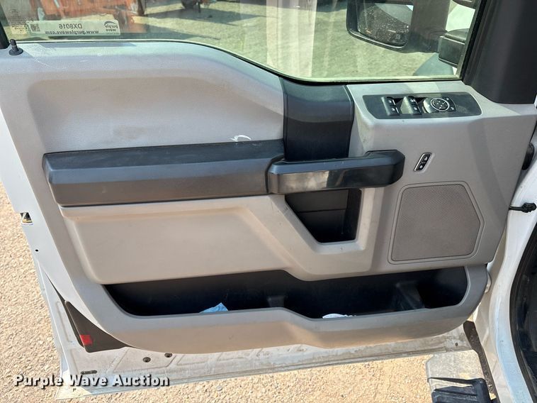 image for item DX8016 2018 Ford F450 Super Duty XL SuperCab truck cab and chassis