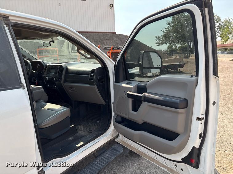 image for item DX8016 2018 Ford F450 Super Duty XL SuperCab truck cab and chassis