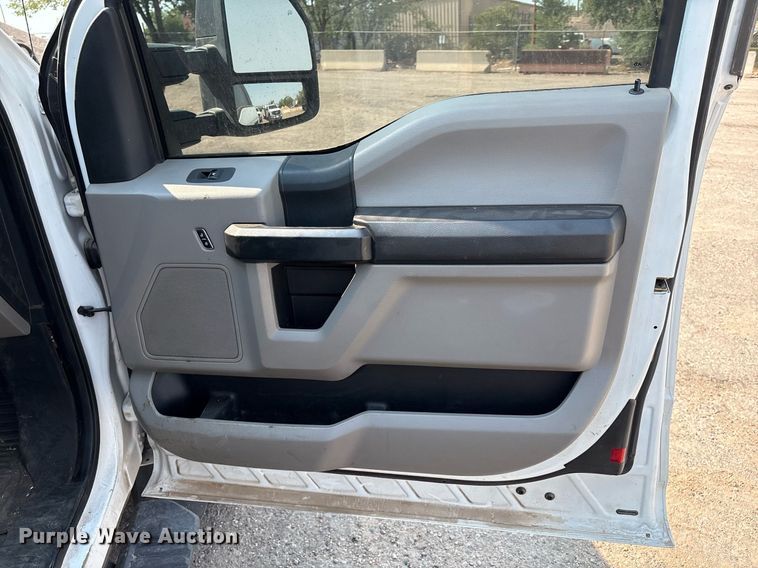 image for item DX8016 2018 Ford F450 Super Duty XL SuperCab truck cab and chassis