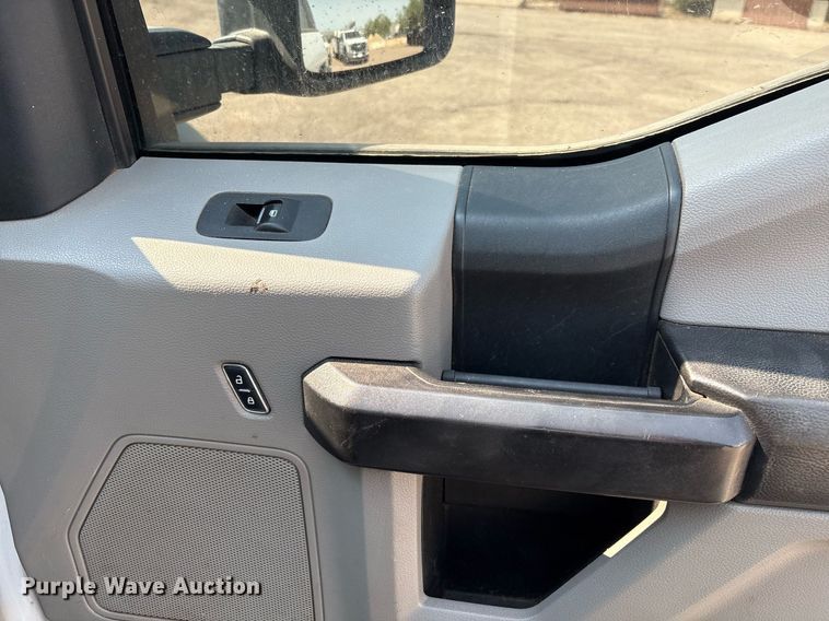 image for item DX8016 2018 Ford F450 Super Duty XL SuperCab truck cab and chassis