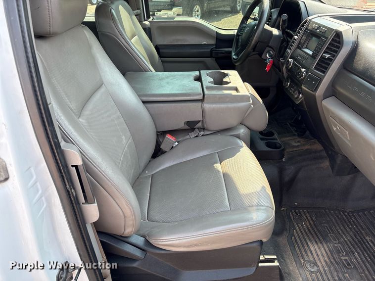 image for item DX8016 2018 Ford F450 Super Duty XL SuperCab truck cab and chassis