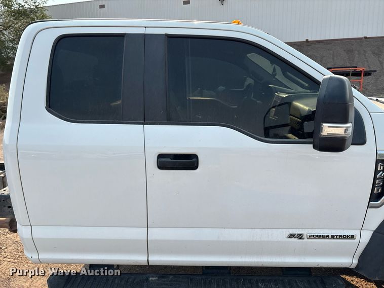 image for item DX8017 2017 Ford F450 Super Duty XL SuperCab truck cab and chassis