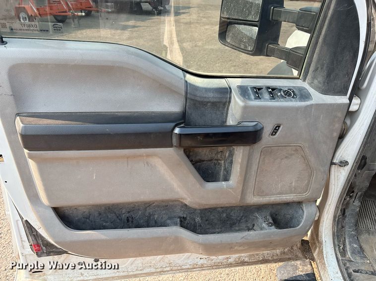 image for item DX8017 2017 Ford F450 Super Duty XL SuperCab truck cab and chassis