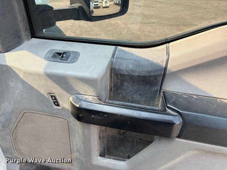 image for item DX8017 2017 Ford F450 Super Duty XL SuperCab truck cab and chassis