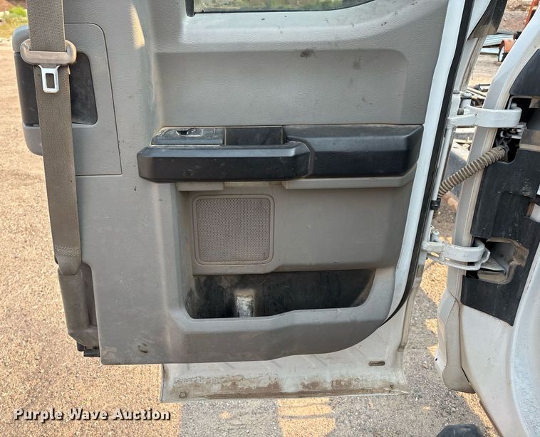 image for item DX8017 2017 Ford F450 Super Duty XL SuperCab truck cab and chassis