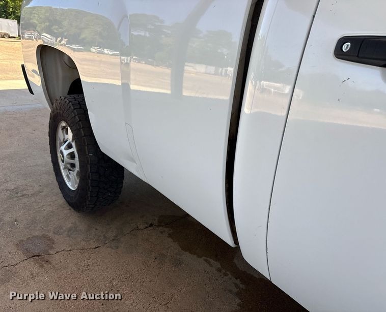 image for item DY0866 2011 Chevrolet Silverado 2500HD pickup truck