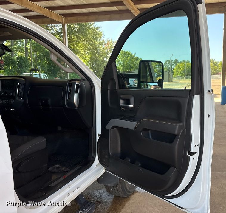 image for item DY0867 2017 Chevrolet Silverado 2500HD Crew Cab pickup truck