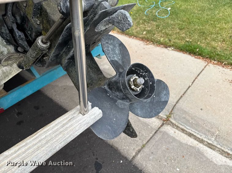 image for item DZ8689 1990 Carver Montego boat