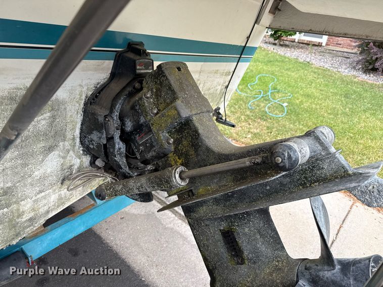 image for item DZ8689 1990 Carver Montego boat