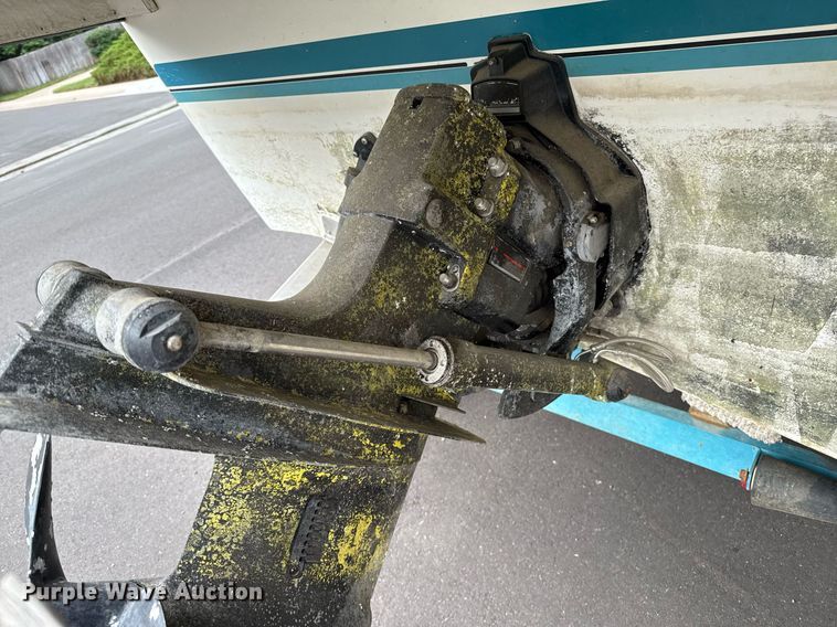 image for item DZ8689 1990 Carver Montego boat