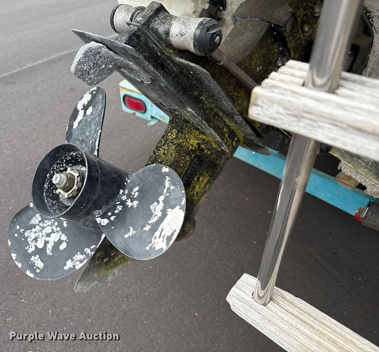 image for item DZ8689 1990 Carver Montego boat