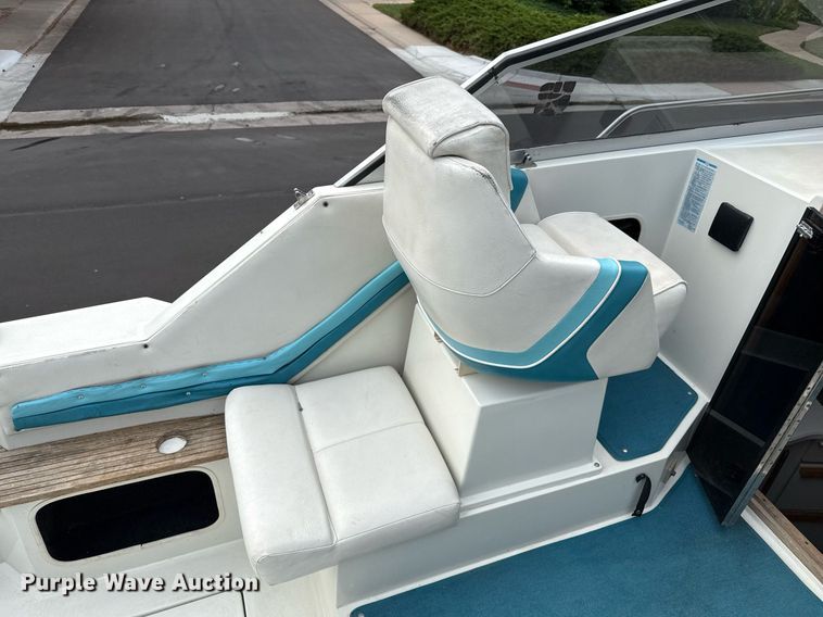 image for item DZ8689 1990 Carver Montego boat