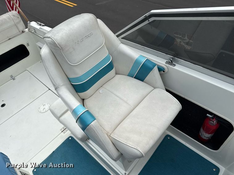 image for item DZ8689 1990 Carver Montego boat