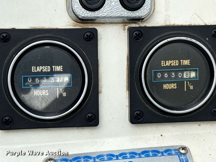 image for item DZ8689 1990 Carver Montego boat