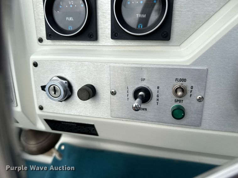 image for item DZ8689 1990 Carver Montego boat