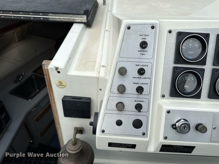 image for item DZ8689 1990 Carver Montego boat