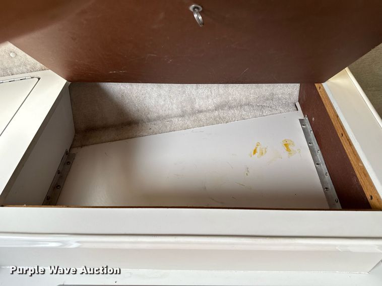 image for item DZ8689 1990 Carver Montego boat