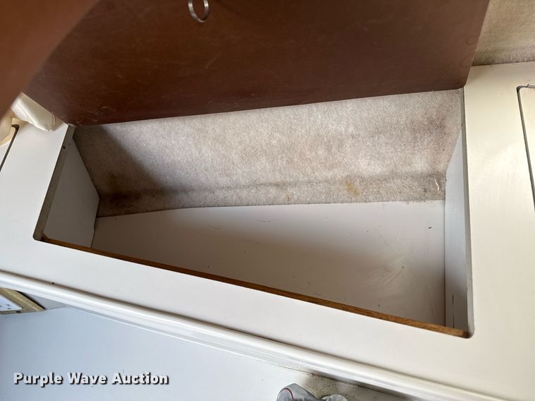 image for item DZ8689 1990 Carver Montego boat