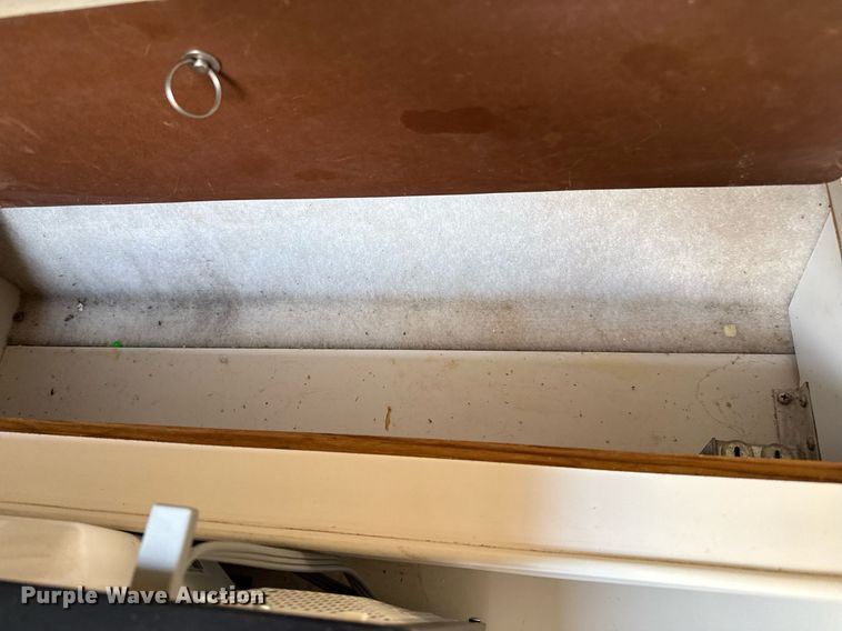 image for item DZ8689 1990 Carver Montego boat