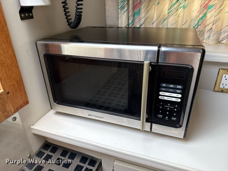 image for item DZ8689 1990 Carver Montego boat