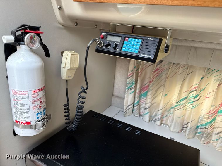 image for item DZ8689 1990 Carver Montego boat