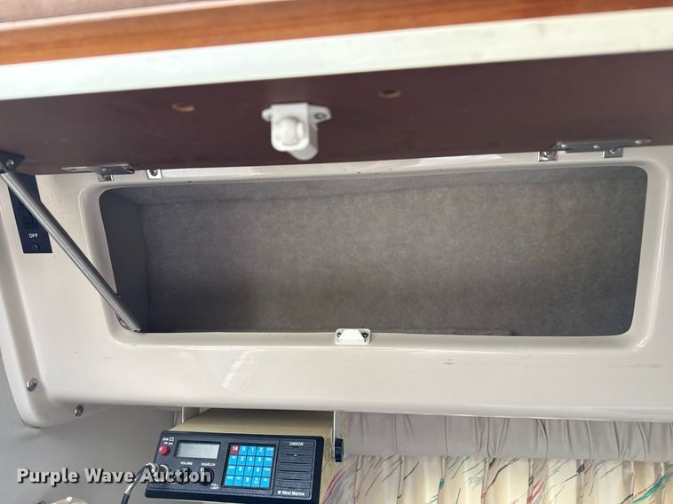 image for item DZ8689 1990 Carver Montego boat