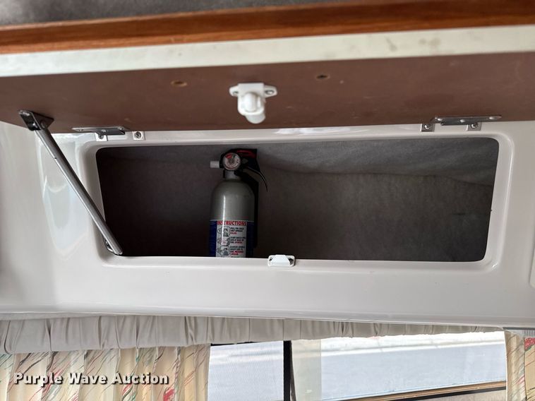 image for item DZ8689 1990 Carver Montego boat