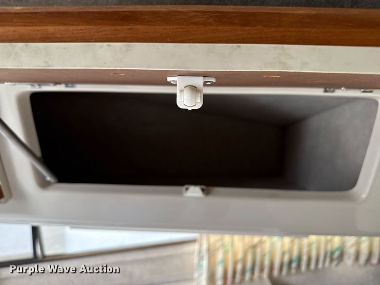 image for item DZ8689 1990 Carver Montego boat