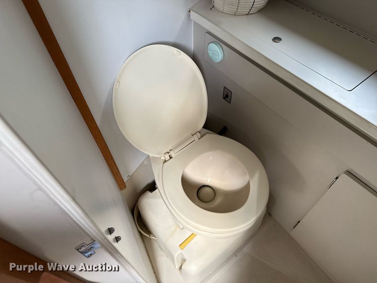 image for item DZ8689 1990 Carver Montego boat