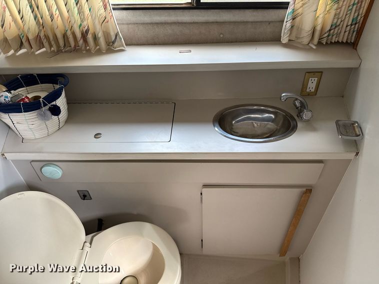 image for item DZ8689 1990 Carver Montego boat