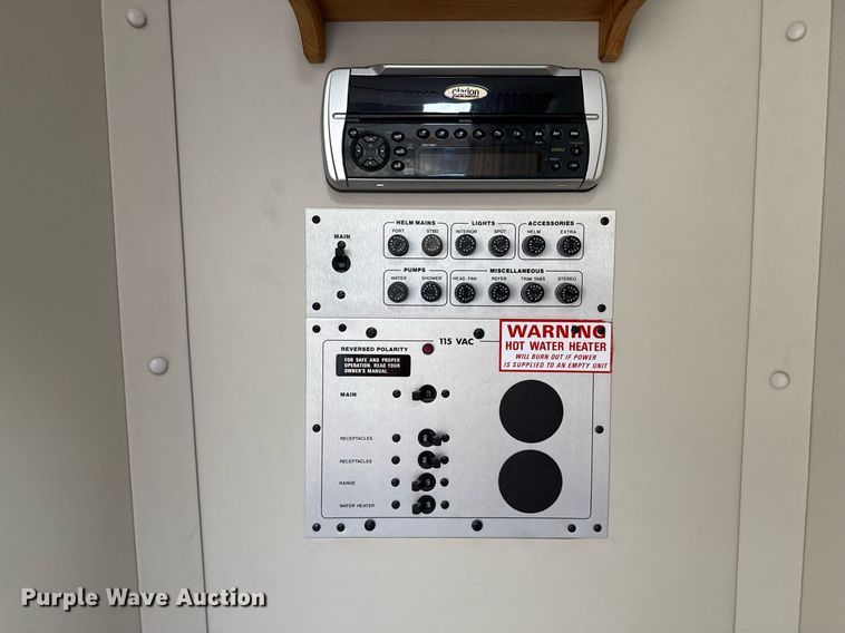 image for item DZ8689 1990 Carver Montego boat