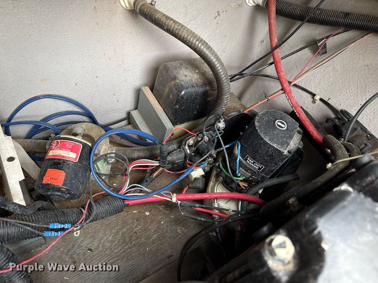 image for item DZ8689 1990 Carver Montego boat