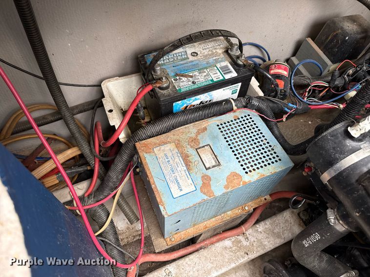 image for item DZ8689 1990 Carver Montego boat