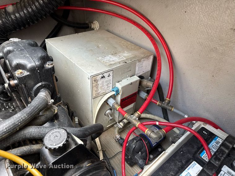 image for item DZ8689 1990 Carver Montego boat