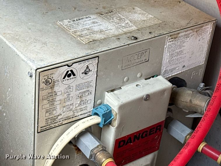 image for item DZ8689 1990 Carver Montego boat