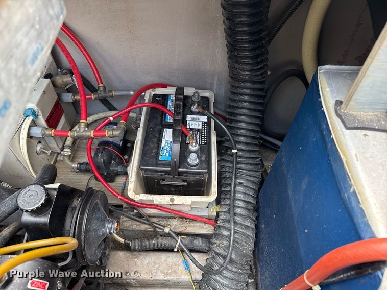 image for item DZ8689 1990 Carver Montego boat