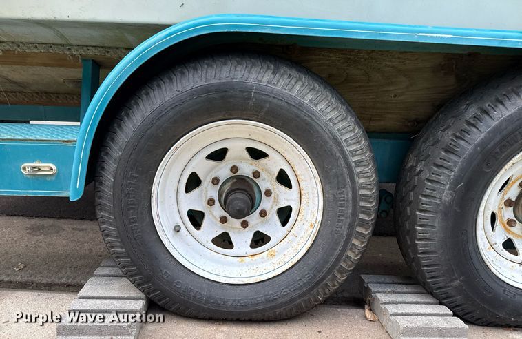 image for item DZ8689 1990 Carver Montego boat