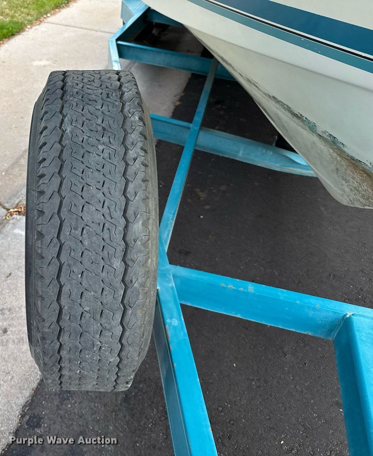 image for item DZ8689 1990 Carver Montego boat