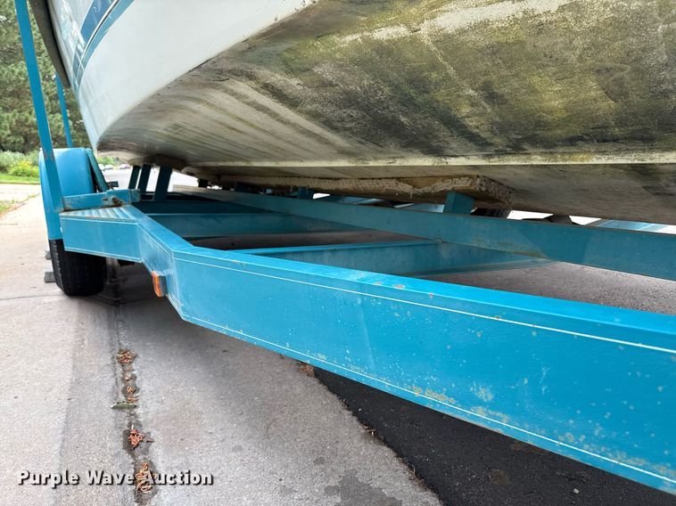 image for item DZ8689 1990 Carver Montego boat