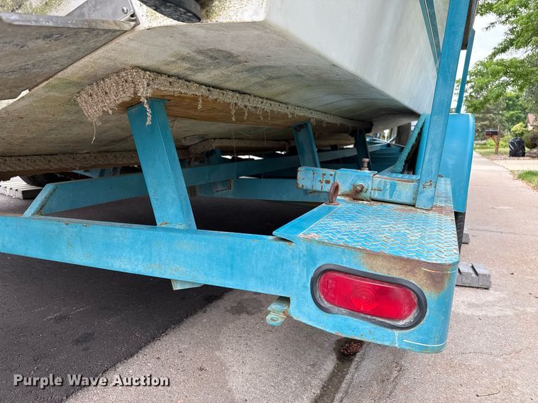 image for item DZ8689 1990 Carver Montego boat