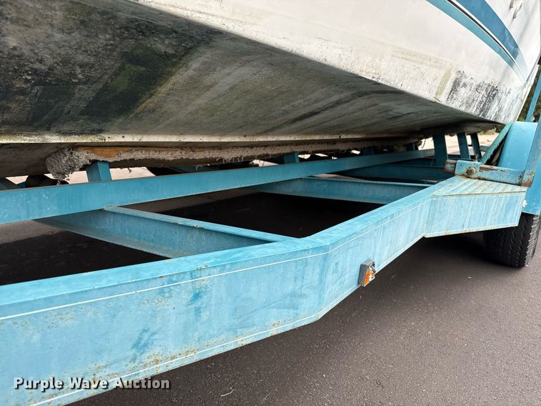 image for item DZ8689 1990 Carver Montego boat