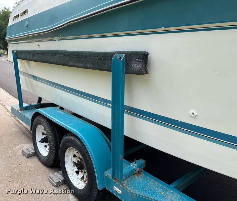 image for item DZ8689 1990 Carver Montego boat