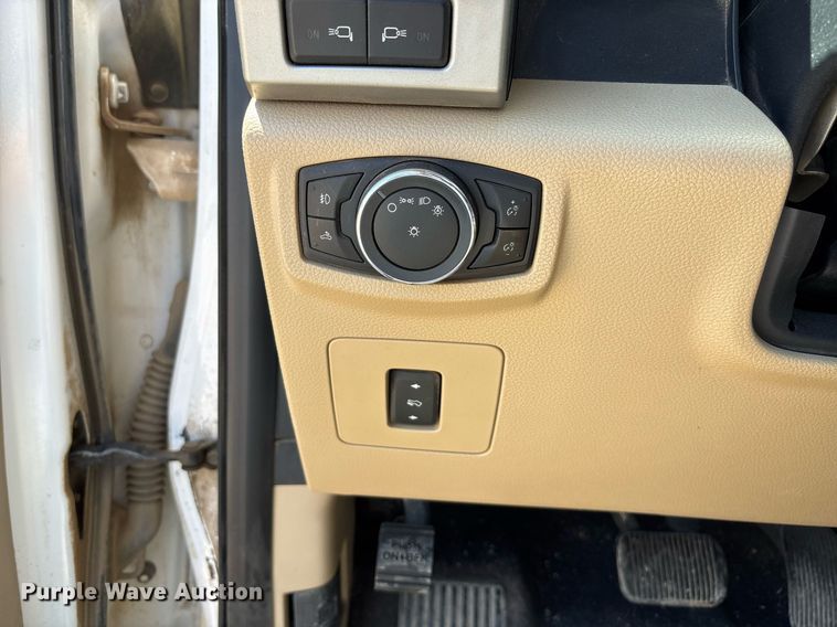 image for item DZ8728 2015 Ford F150 SuperCrew pickup truck