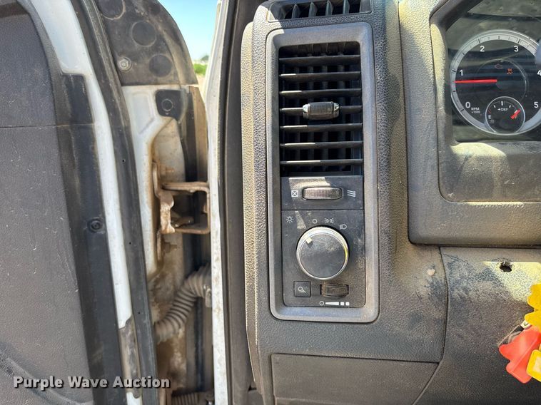 image for item DZ8729 2013 Dodge Ram 5500 flatbed truck