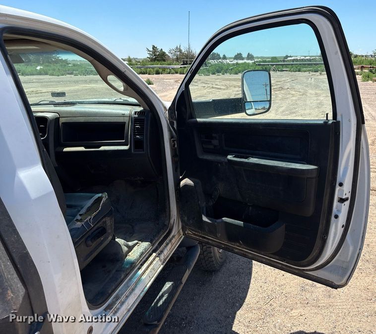 image for item DZ8729 2013 Dodge Ram 5500 flatbed truck