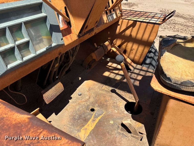 image for item DZ8732 1985 Case 585-D forklift